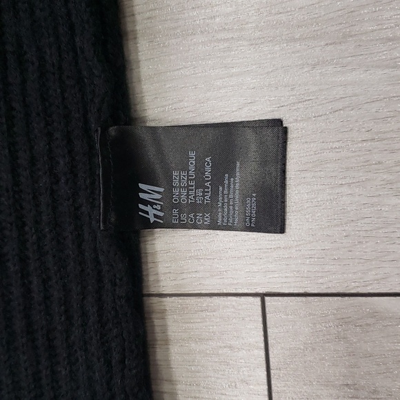 3/$25 warm tube scarf from H&M - Picture 5 of 8